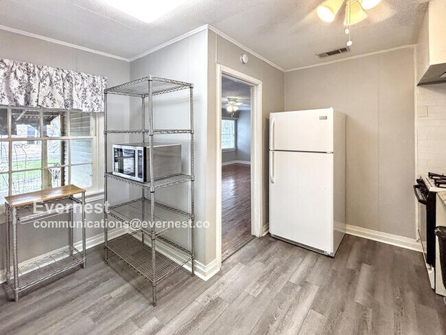 Foto del edificio - 2-Bedroom, 1-Bathroom Home in a Convenient...