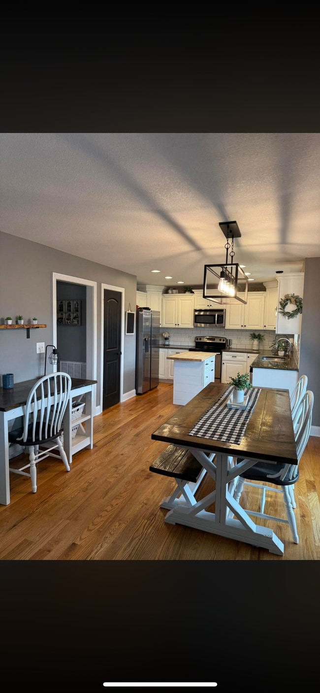 Building Photo - 812 Carousel Ct