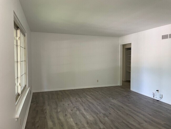 Foto del edificio - {6621} Updated Brick Home + 1 Car Garage