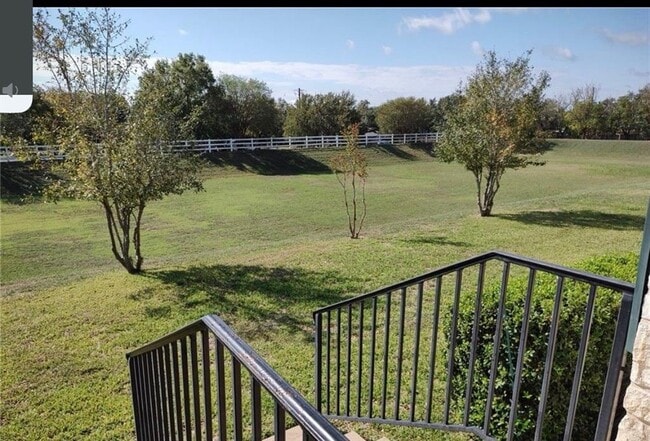 Building Photo - 105 Sabine Dr