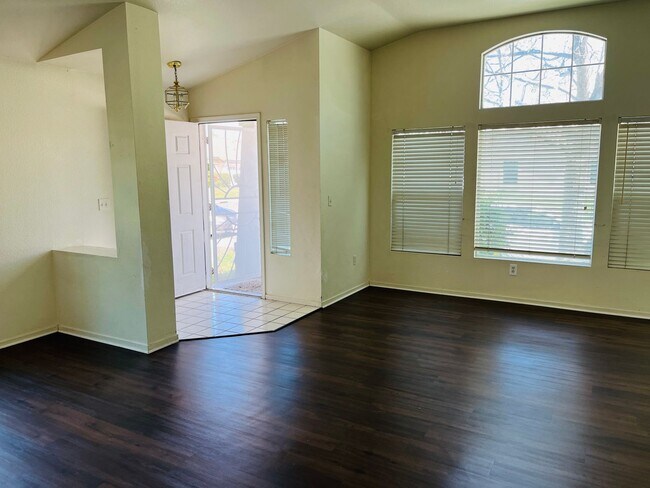 Foto del edificio - 4 Bedroom, 3 Car Garage, One Block from El...