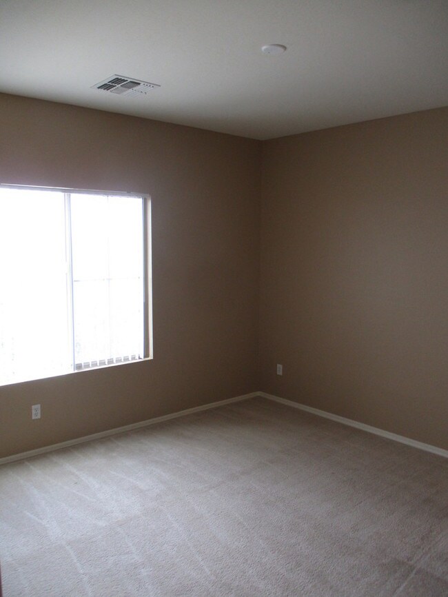 Building Photo - Large Home in Shamrock Estates!