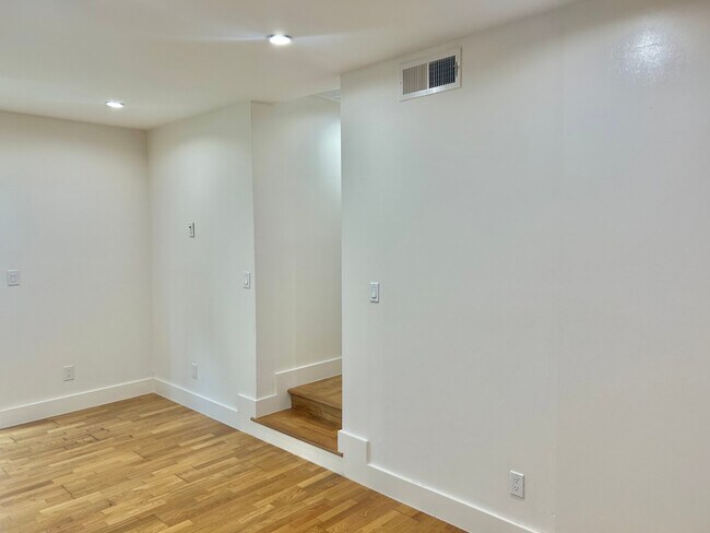 Foto del edificio - 1381 Revere Ave