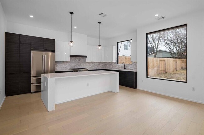 Foto del edificio - 1704 Kinney Ave