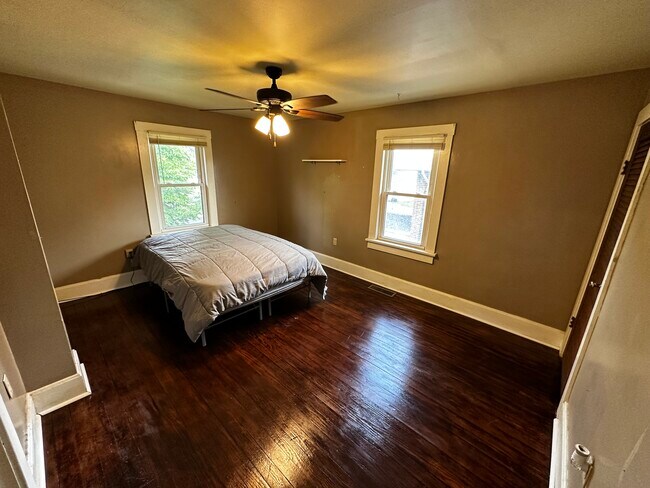 dormitorio 2 - 717 E Center St