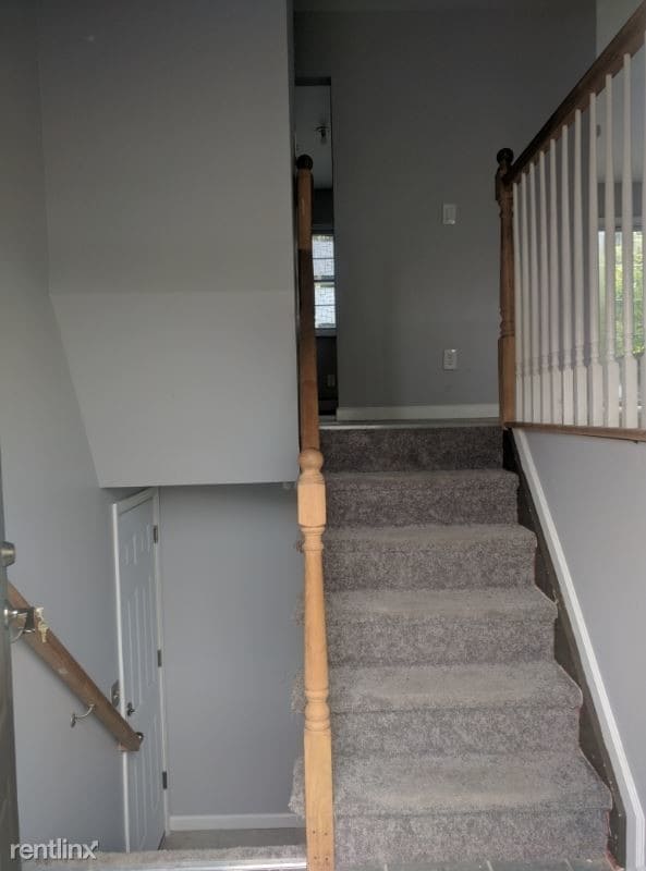 Building Photo - 4 br, 2 bath House - 8 Hall ct