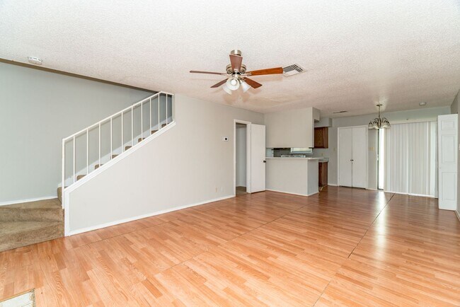 Building Photo - 3-BEDROOM TOWNHOME IN NORTHSIDE ISD