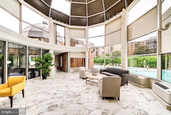 Foto del edificio - 8350 Greensboro Dr