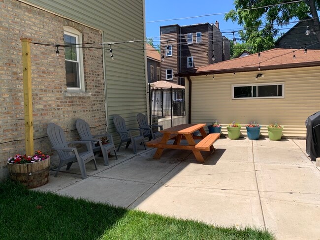 Patio - 1662 N Mozart St