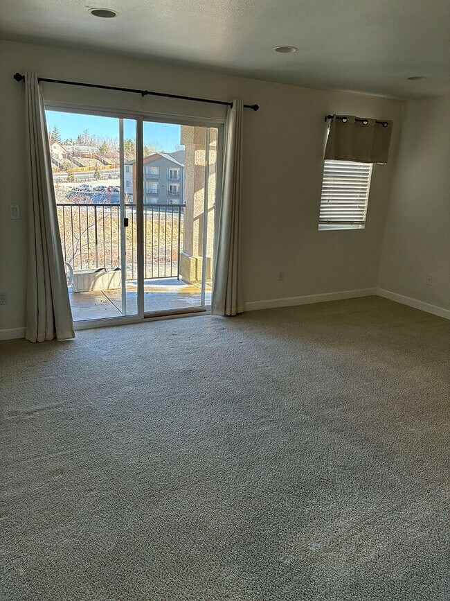 Building Photo - SilverCreek Distinctive Attached 1 BR Home