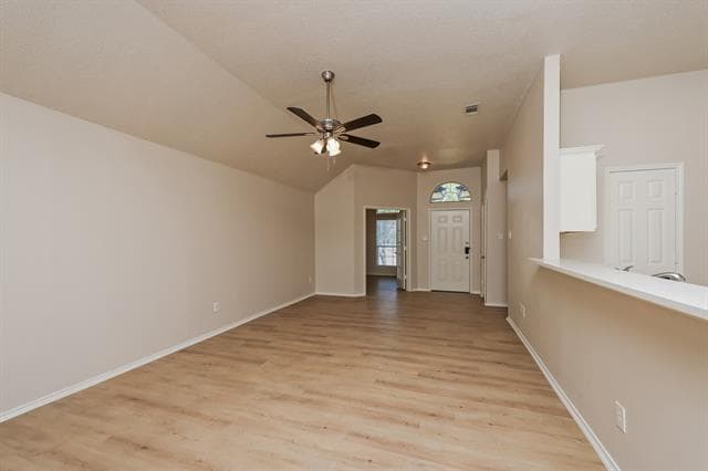 Foto del edificio - 328 Willow Creek Dr