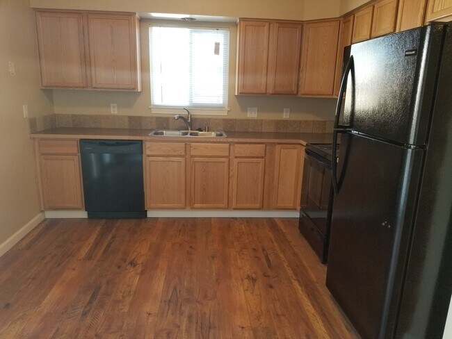 Foto del edificio - Large 4 bedroom, 2.5 bath duplex