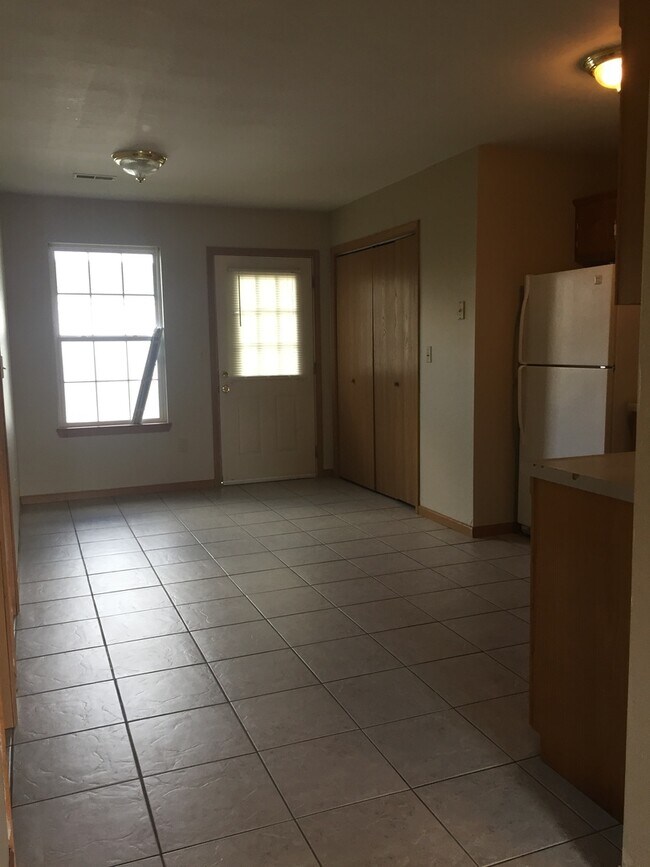 Building Photo - 2 Bedroom, 1 Bathroom Duplex