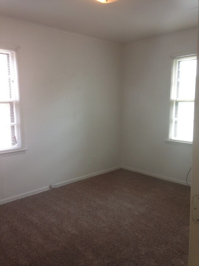 Building Photo - Large 3 bedroom w/ 2 living areas
