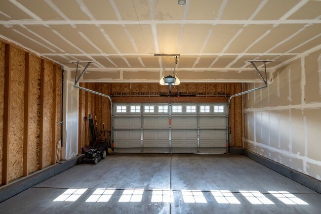 Building Photo - Aurora South 3 Bed 2.5 bath 2 car garage