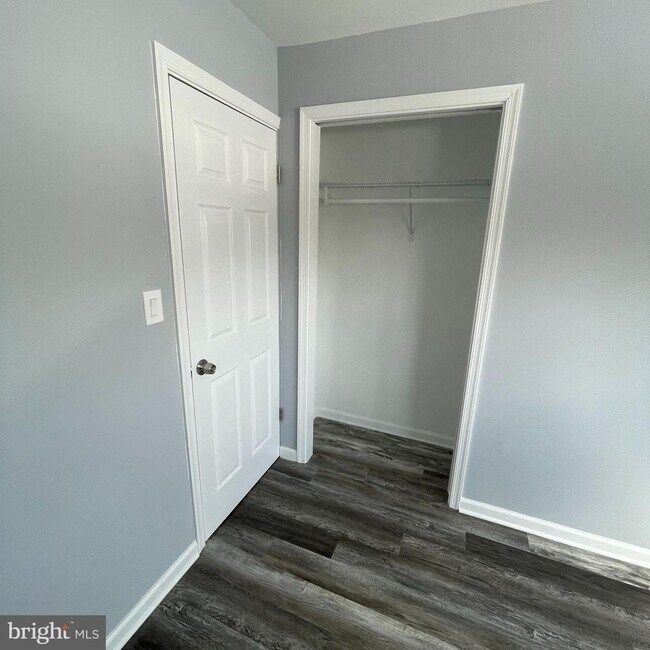 Building Photo - 28 Farmbrook Dr