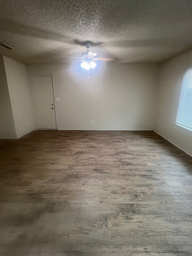 Building Photo - 1040 E Donna Dr