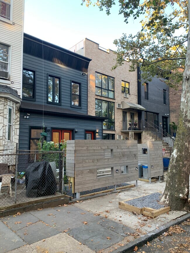 Building Photo - 29 Covert St