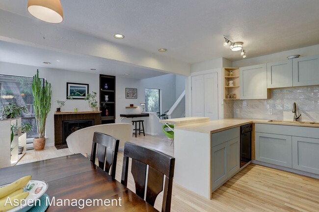 Foto del edificio - 3 br, 2 bath House - 1020 Poplar Ave