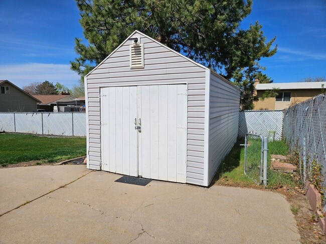 Building Photo - Beautiful 3 Bed/3 Bath Home