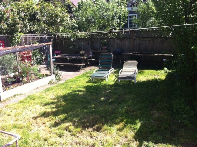 Foto del edificio - Main level unit in close in SE 4-plex! Sha...