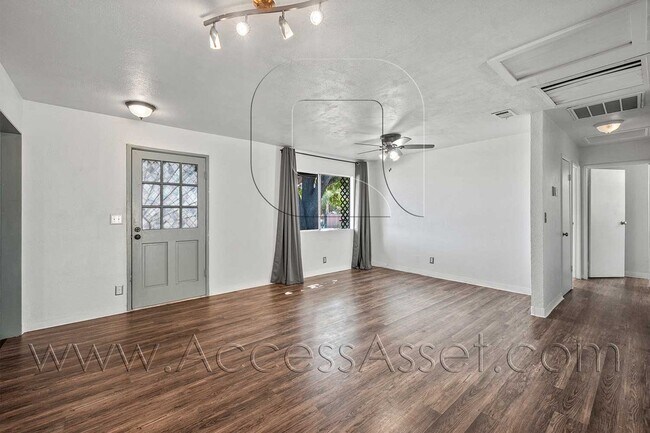 Building Photo - Charming 2 Bed/1 Bath Home + Bonus Room Ho...