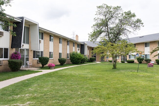 Foto del edificio - Spruce Court Apartment - Greenfield WI - Call 262-420-0390 to schedule a showing