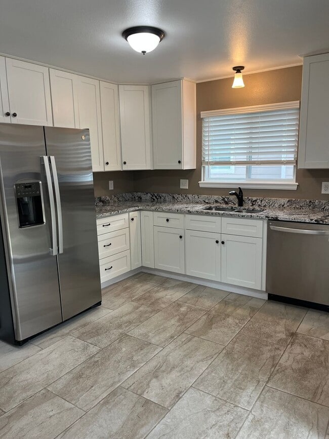 Building Photo - Beautifully Updated single-level duplex in...