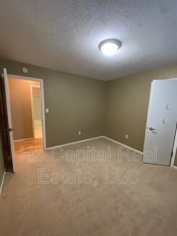 Foto del edificio - 713 Country Oaks Ln