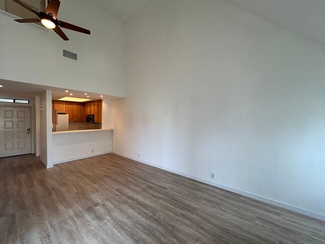 Foto del edificio - Beautiful 2BD/2BA W/ A/C, In-Unit Laundry, and Reserved Parking in Mission Valley!