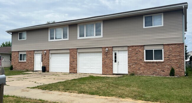 El frente de la propiedad da a Marion Park - 5400 W 44th St