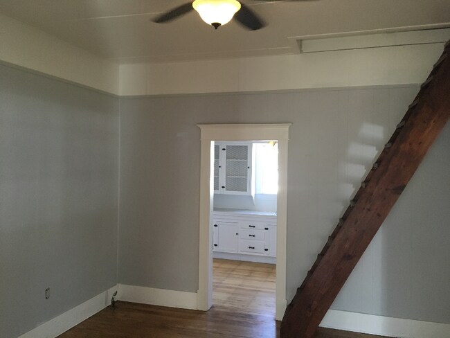 Foto del edificio - 216 E 2nd St