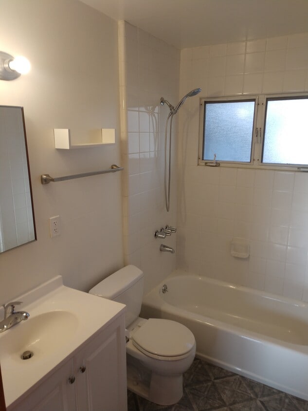 Baño - 383 E Del Mar Blvd