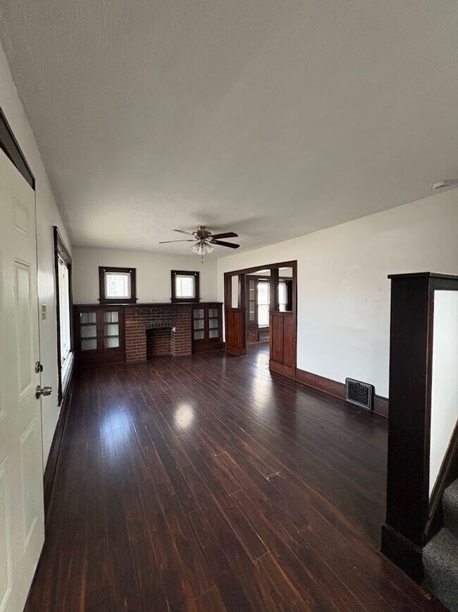 Foto del edificio - Large three bedroom one bathroom home for rent