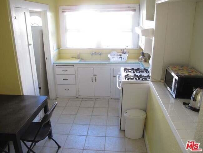 Foto del edificio - 1243 W 25th St