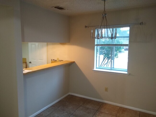 Comedor - 7734 Bles Ave