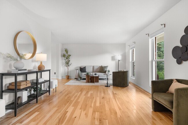 Building Photo - 5 Bedroom Home, Backs to Open Space, Walki...
