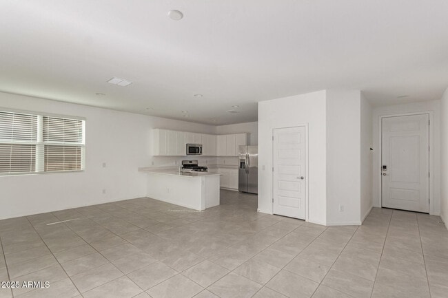 Foto del edificio - 3233 Juniper Cyn Dr