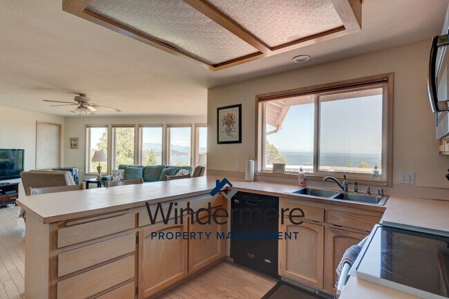 Foto del edificio - 3 Bedroom Home with views located in quiet Sunrise Hill Community neighborhood (with AC & Lawn Ma...