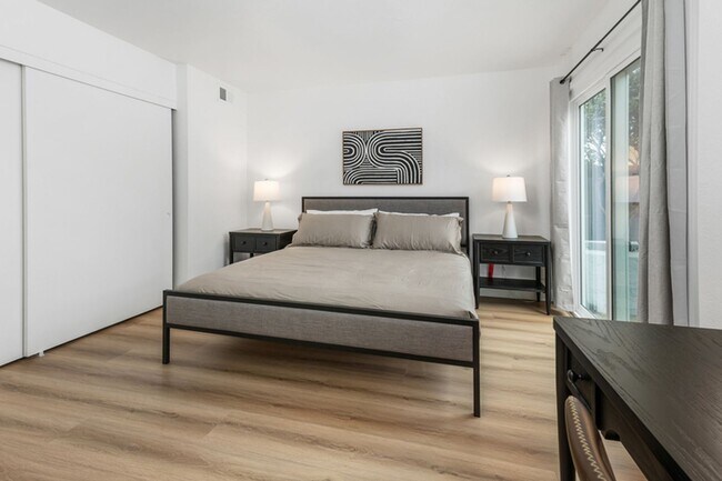 Foto del edificio - NEW Remodeled and furnished, 4 bed 3 bath available September 2026 to May 2027