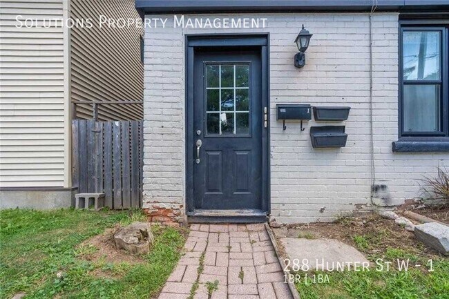 Photo du bâtiment - Cozy & Updated 1-Bedroom Apartment on a Charming Tree-Lined Street