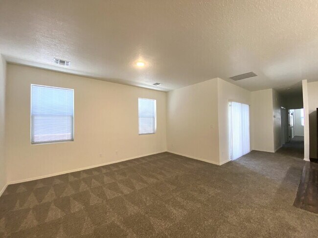 Building Photo - MUST SEE 3BR/2Bath