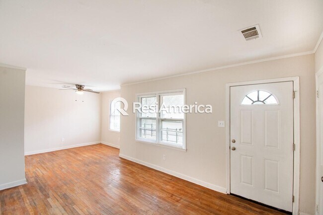 Building Photo - Newly Renovated 3/1 in 38109!