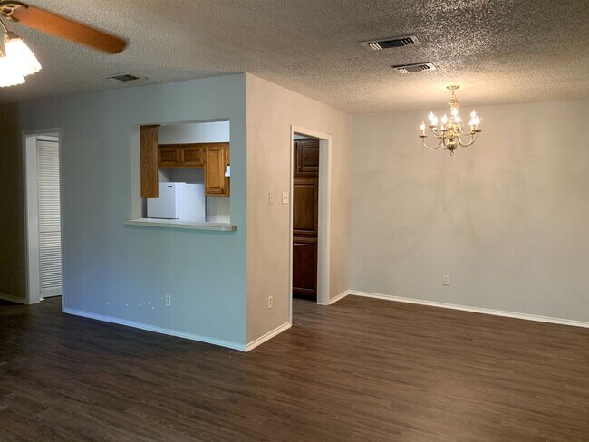 Building Photo - 417-421 Gardenview