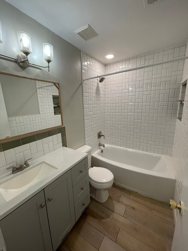 Foto del edificio - 637 Huntington Ridge Dr