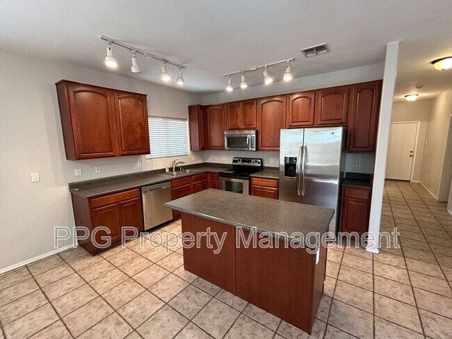 Foto del edificio - 16131 W Port Royale Ln
