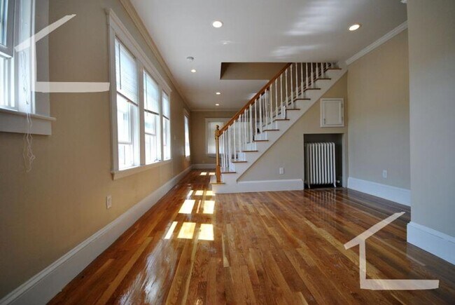 Foto del edificio - Huge, fully renovated 4 bed 2 bath duplex!