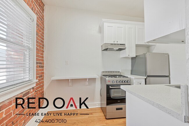 Foto del edificio - Welcoming Studio with Hardwood Style Floor...