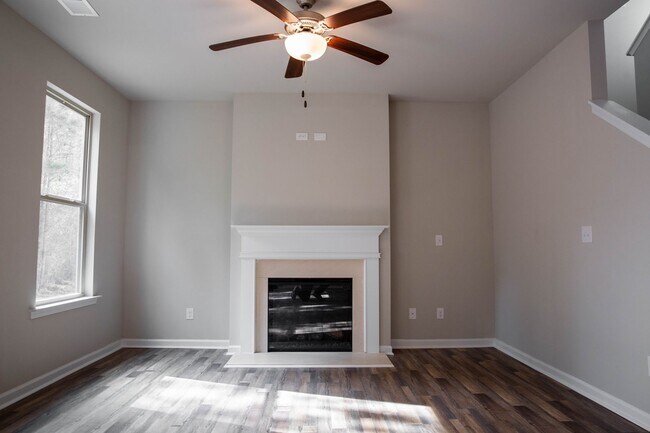 Building Photo - Magnificent 4 Bed 2.5 Bath home in Griffin!