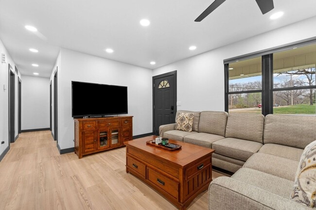 Building Photo - 118 Combs St